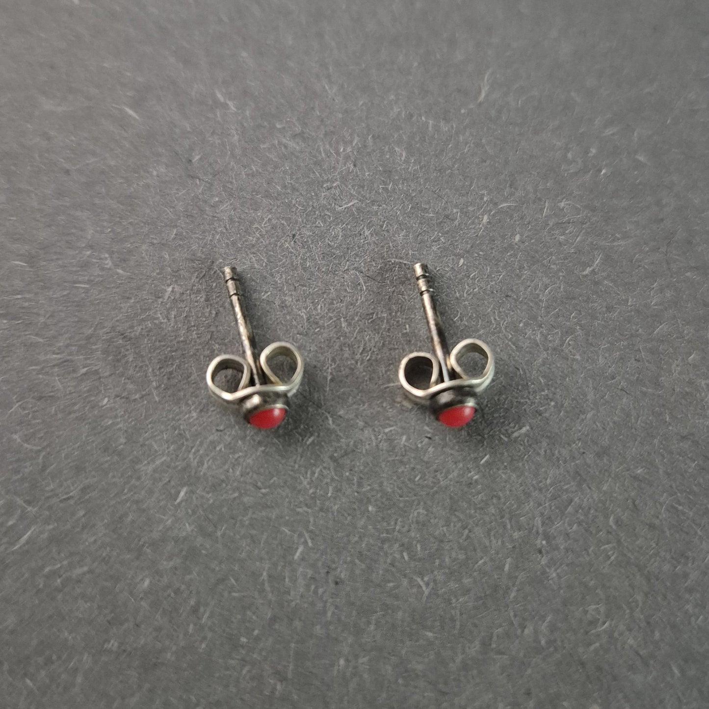 Elegante rote Koralle Ohrstecker – Zeitlose Eleganz in Silber