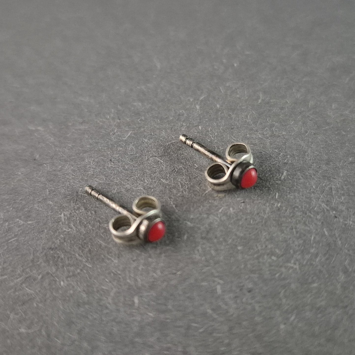 Elegante rote Koralle Ohrstecker – Zeitlose Eleganz in Silber