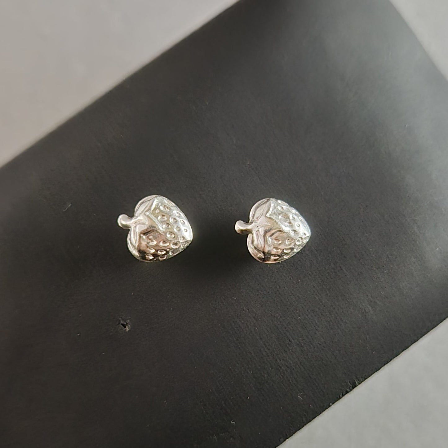 Verspielte Erdbeer-Ohrstecker aus Silber – Fruchtiges Design für gute Laune