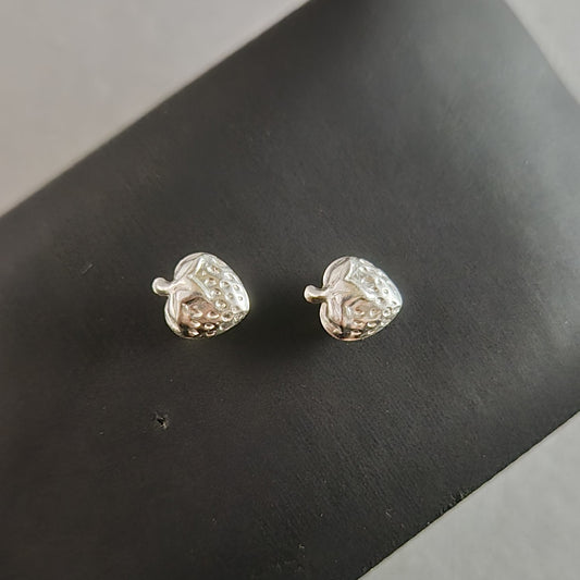 Verspielte Erdbeer-Ohrstecker aus Silber – Fruchtiges Design für gute Laune