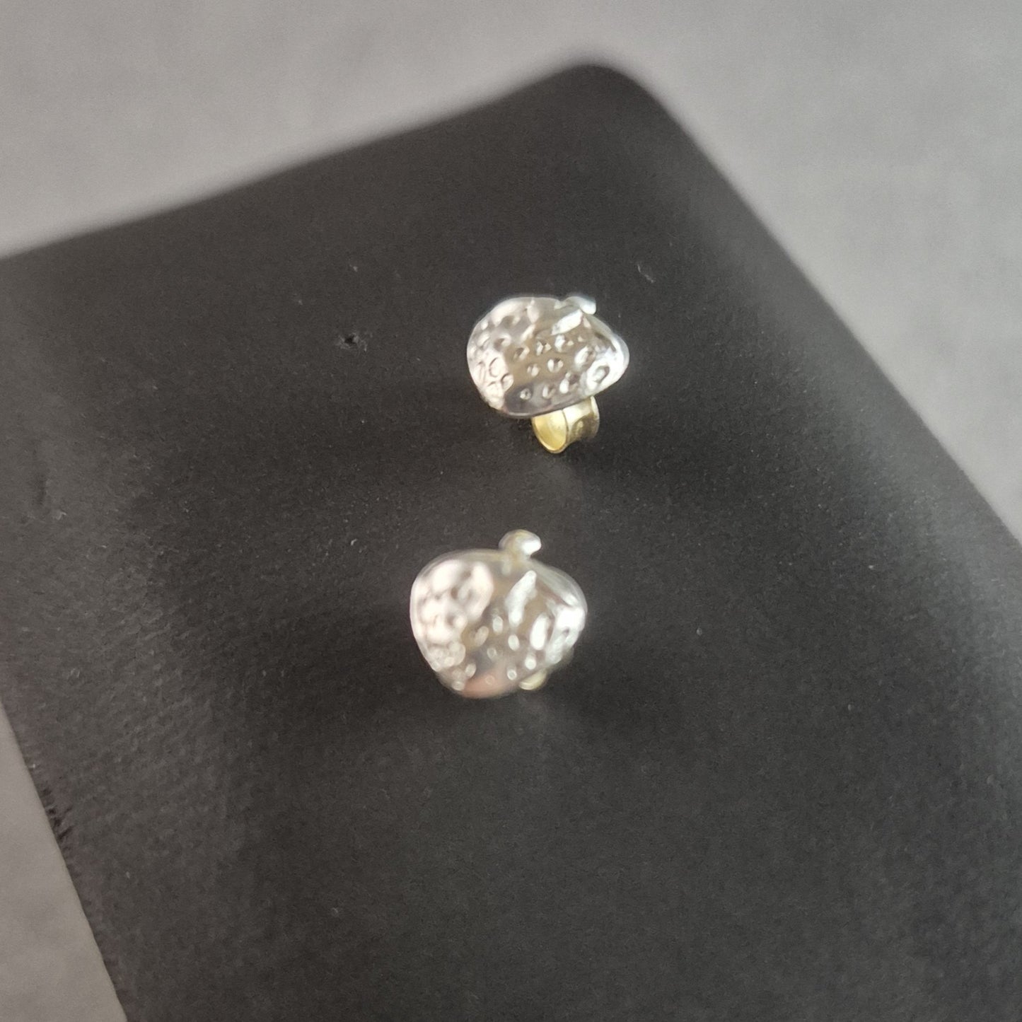 Verspielte Erdbeer-Ohrstecker aus Silber – Fruchtiges Design für gute Laune