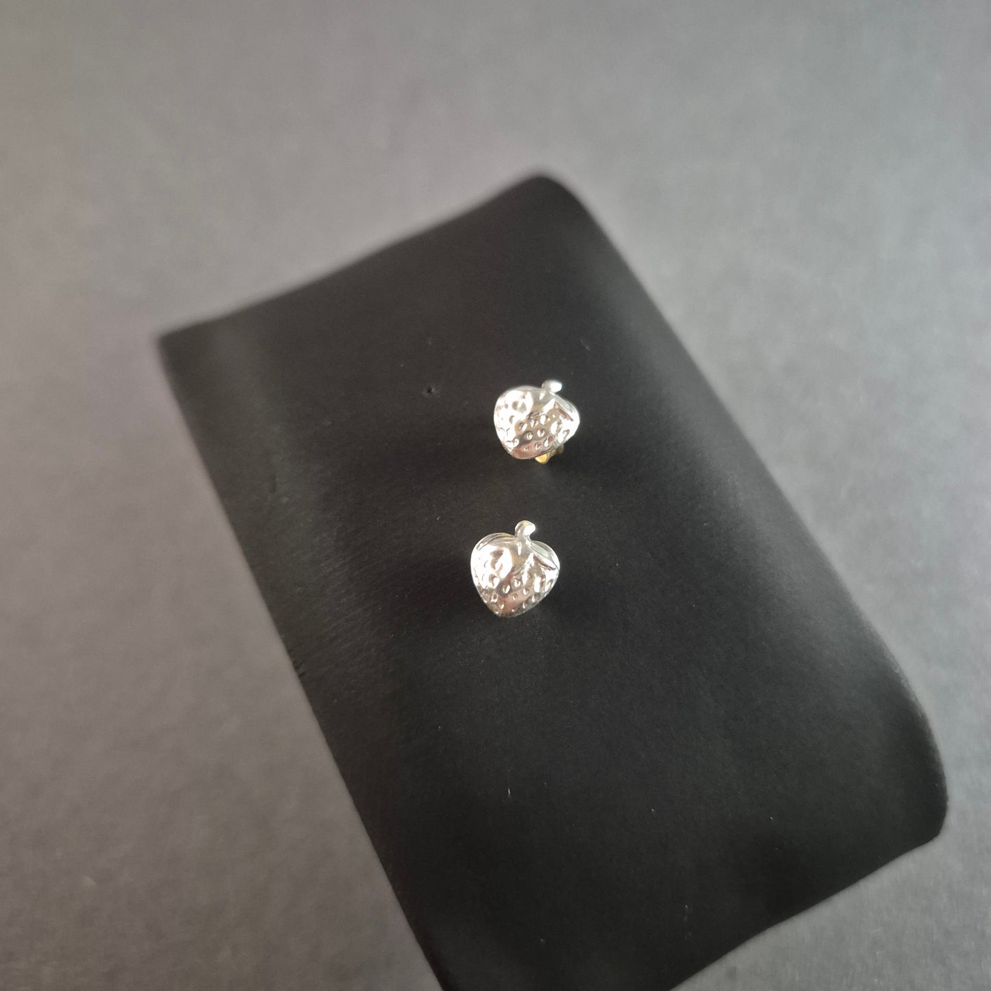 Verspielte Erdbeer-Ohrstecker aus Silber – Fruchtiges Design für gute Laune