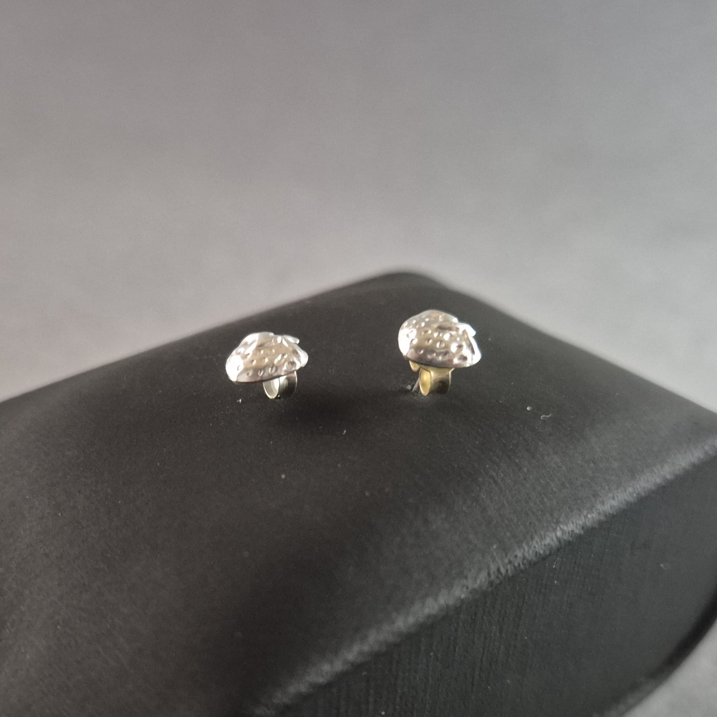 Verspielte Erdbeer-Ohrstecker aus Silber – Fruchtiges Design für gute Laune