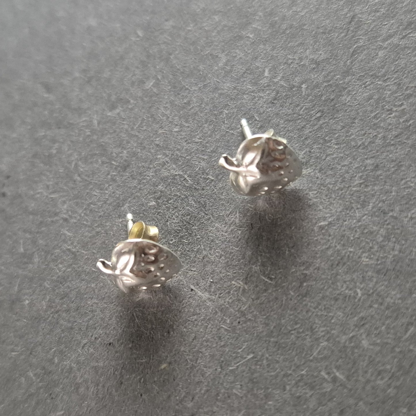 Verspielte Erdbeer-Ohrstecker aus Silber – Fruchtiges Design für gute Laune