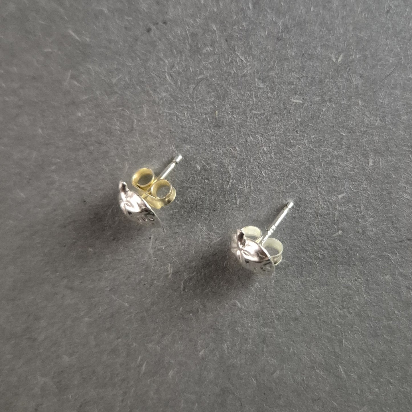 Verspielte Erdbeer-Ohrstecker aus Silber – Fruchtiges Design für gute Laune