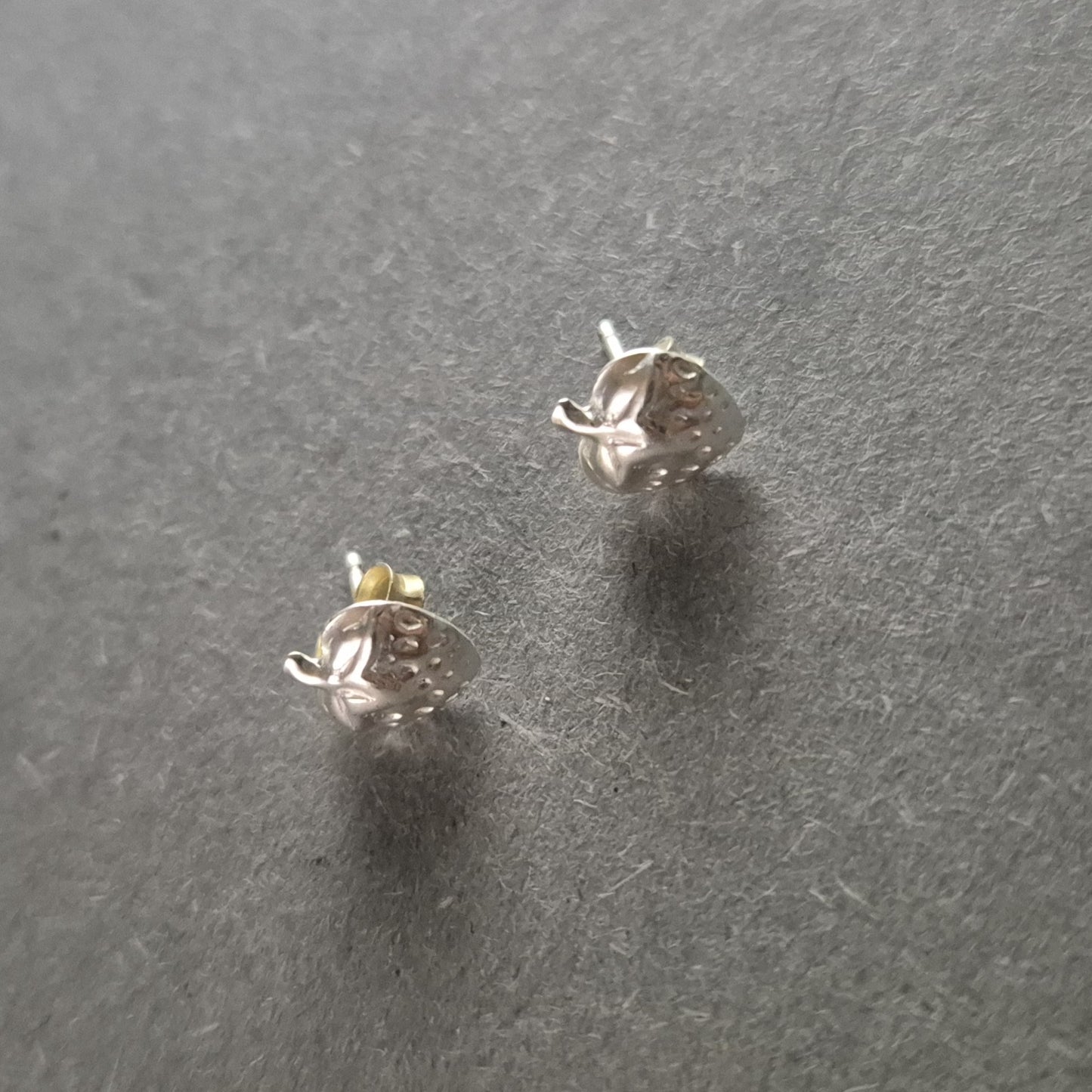 Verspielte Erdbeer-Ohrstecker aus Silber – Fruchtiges Design für gute Laune