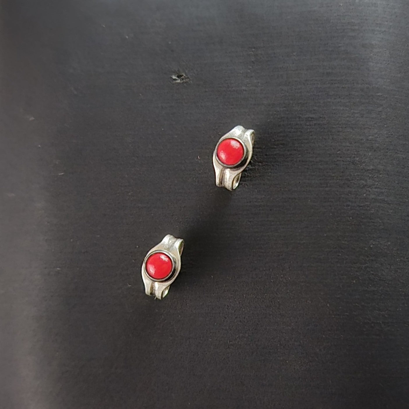 Elegante Silber-Ohrstecker mit rotem Stein – Klassisch und Zeitlos