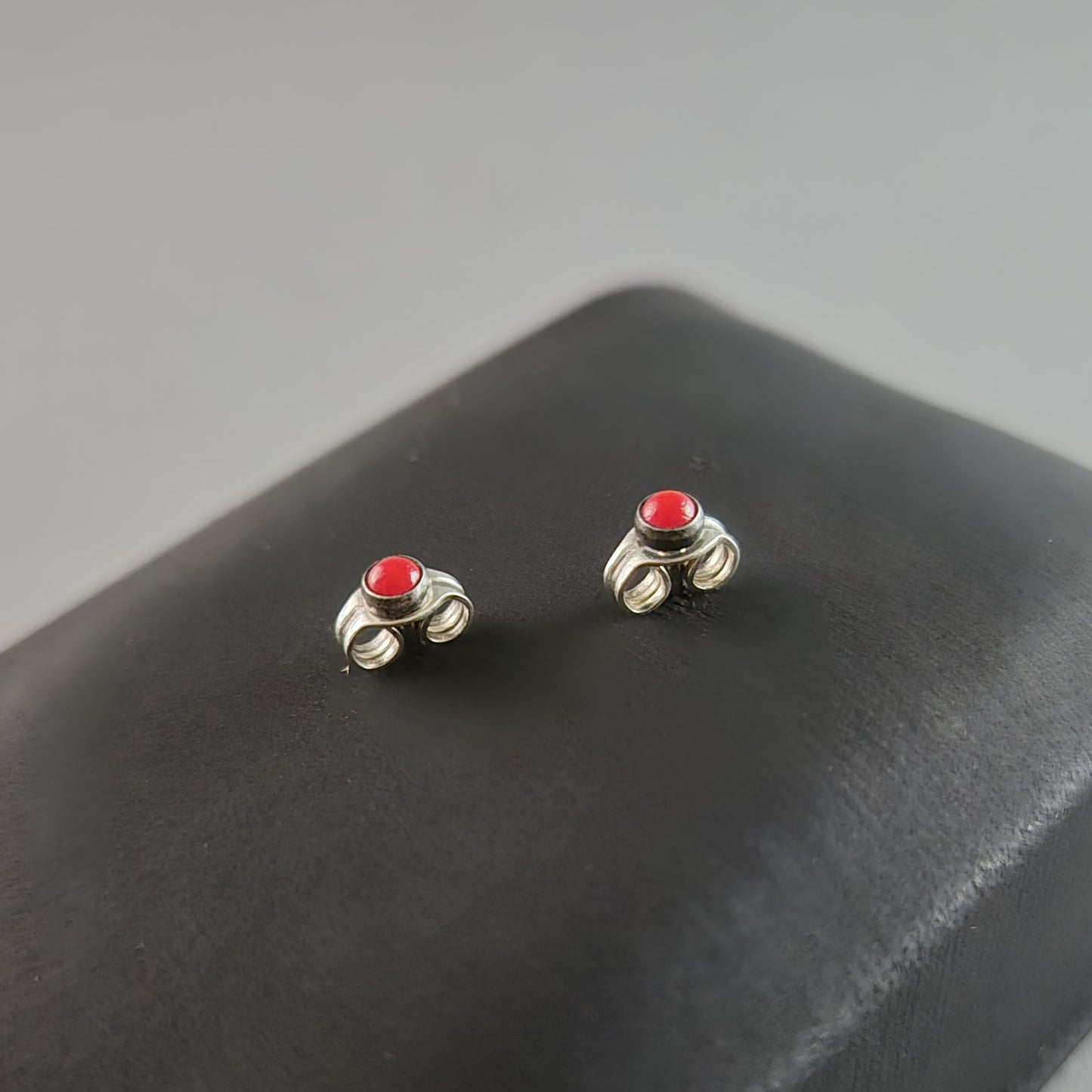 Elegante Silber-Ohrstecker mit rotem Stein – Klassisch und Zeitlos