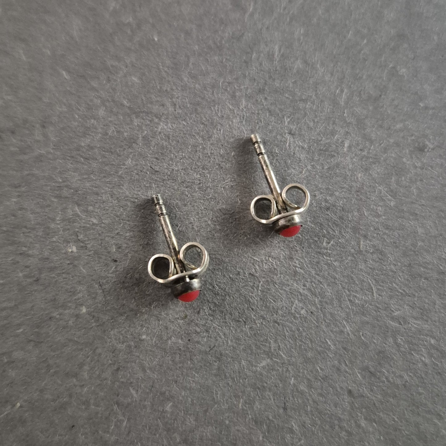 Elegante Silber-Ohrstecker mit rotem Stein – Klassisch und Zeitlos