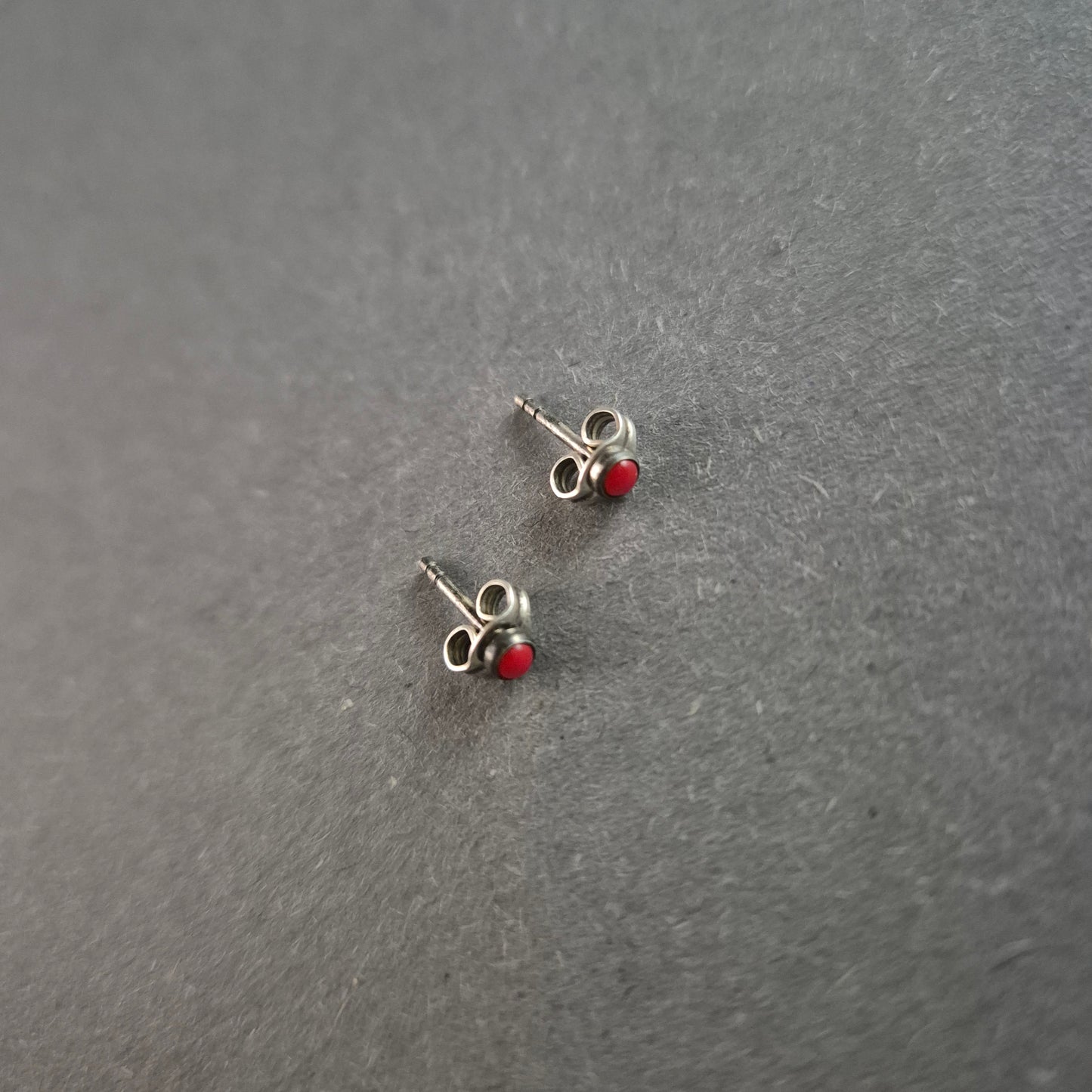 Elegante Silber-Ohrstecker mit rotem Stein – Klassisch und Zeitlos