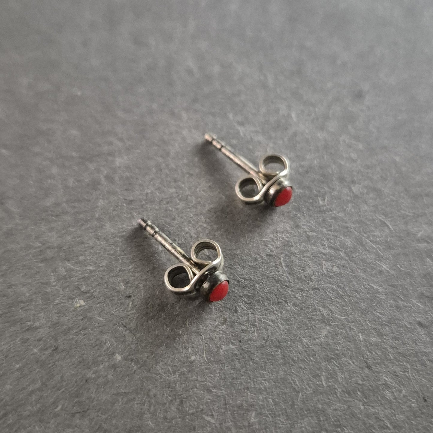 Elegante Silber-Ohrstecker mit rotem Stein – Klassisch und Zeitlos