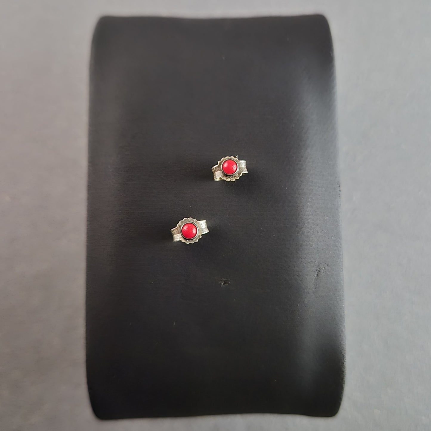 Vintage Silber-Ohrstecker mit rotem Stein – Verspielte Eleganz