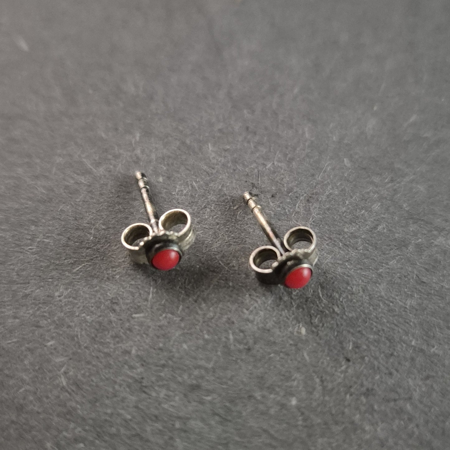 Vintage Silber-Ohrstecker mit rotem Stein – Verspielte Eleganz