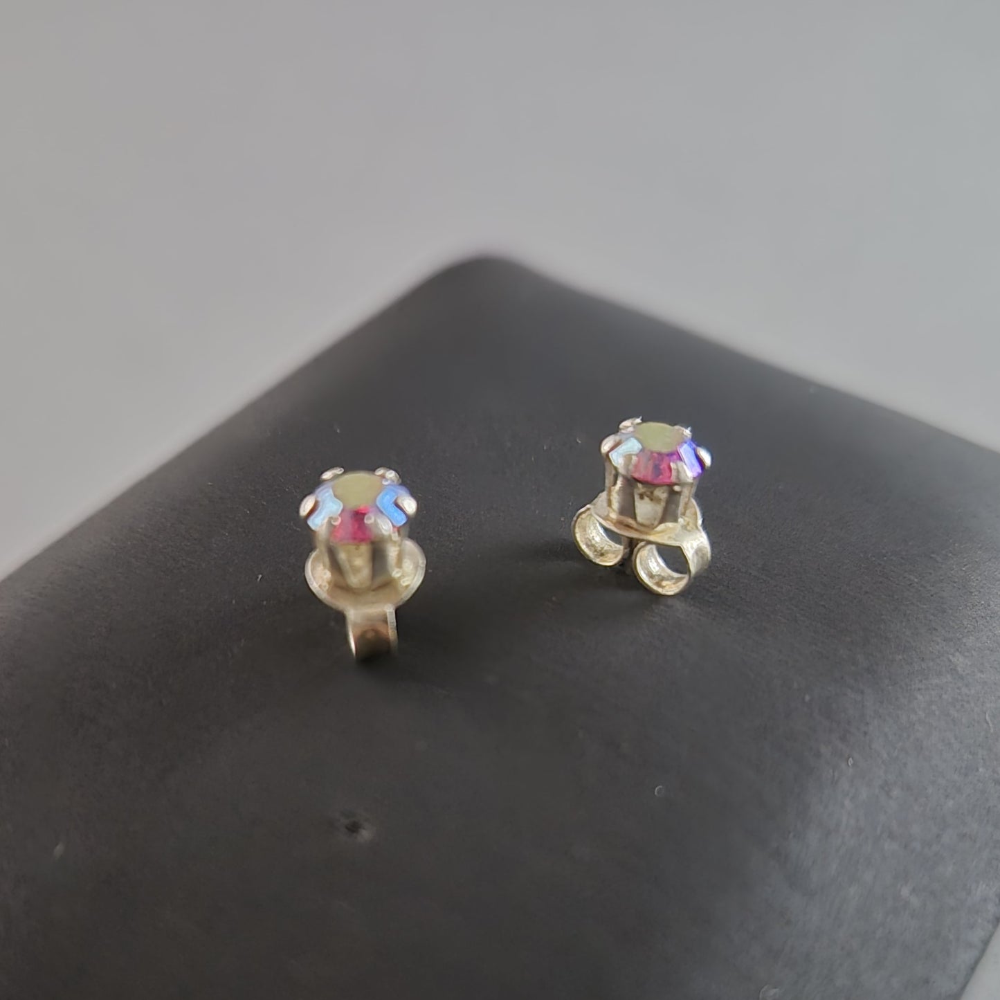 Vintage Silber Ohrringe mit Regenbogenkristallen – Funkelnde Eleganz