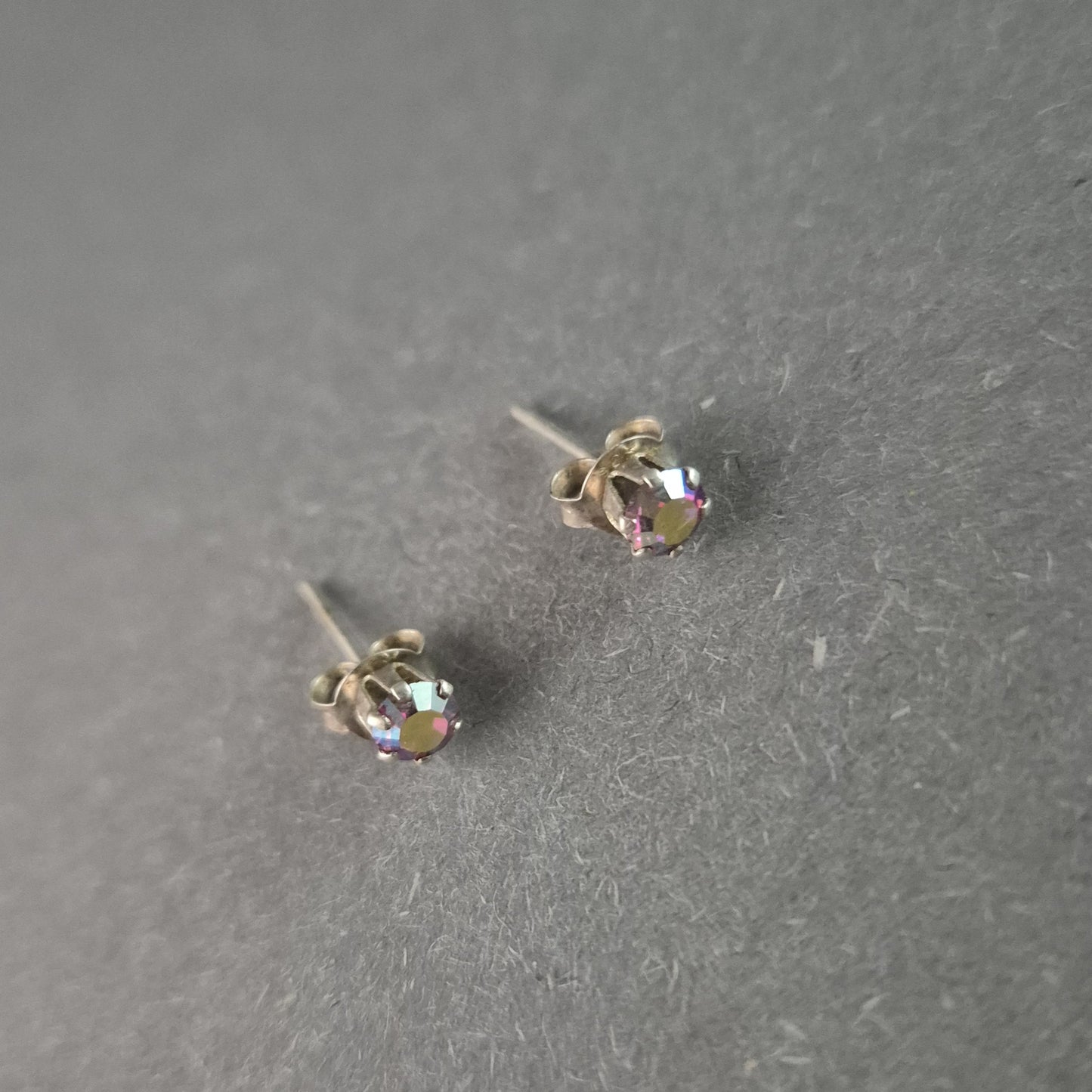 Vintage Silber Ohrringe mit Regenbogenkristallen – Funkelnde Eleganz