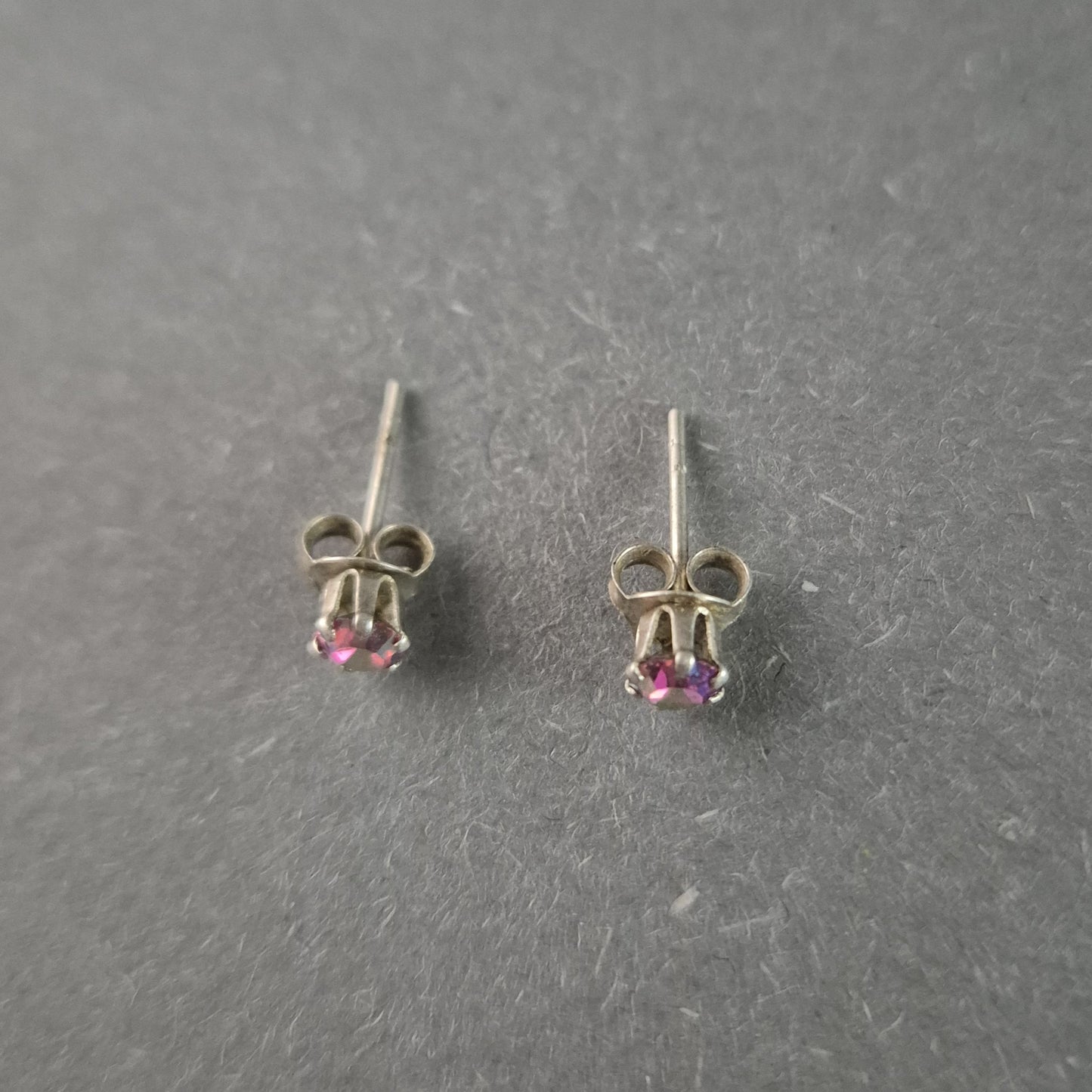 Vintage Silber Ohrringe mit Regenbogenkristallen – Funkelnde Eleganz