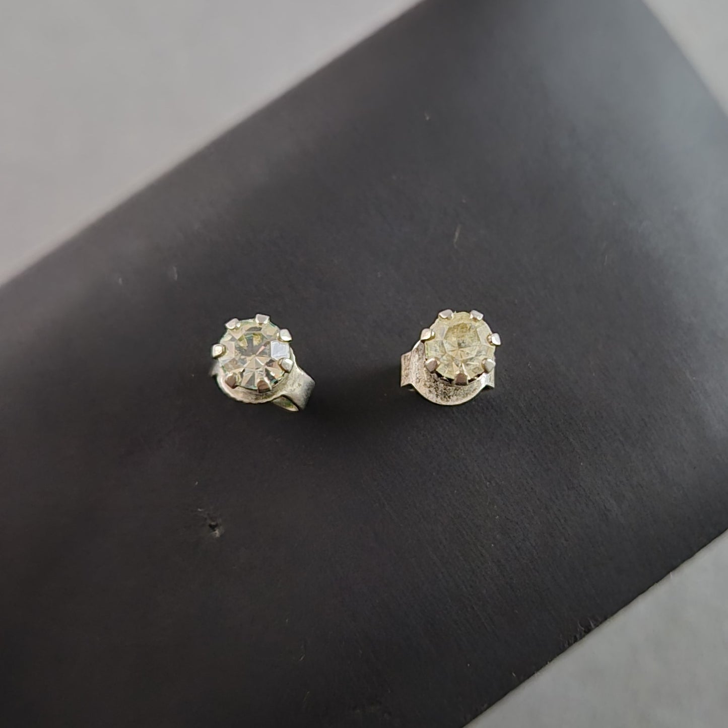 Silber-Ohrstecker mit funkelndem Zirkonia Klassischer Glanz für jeden Anlass