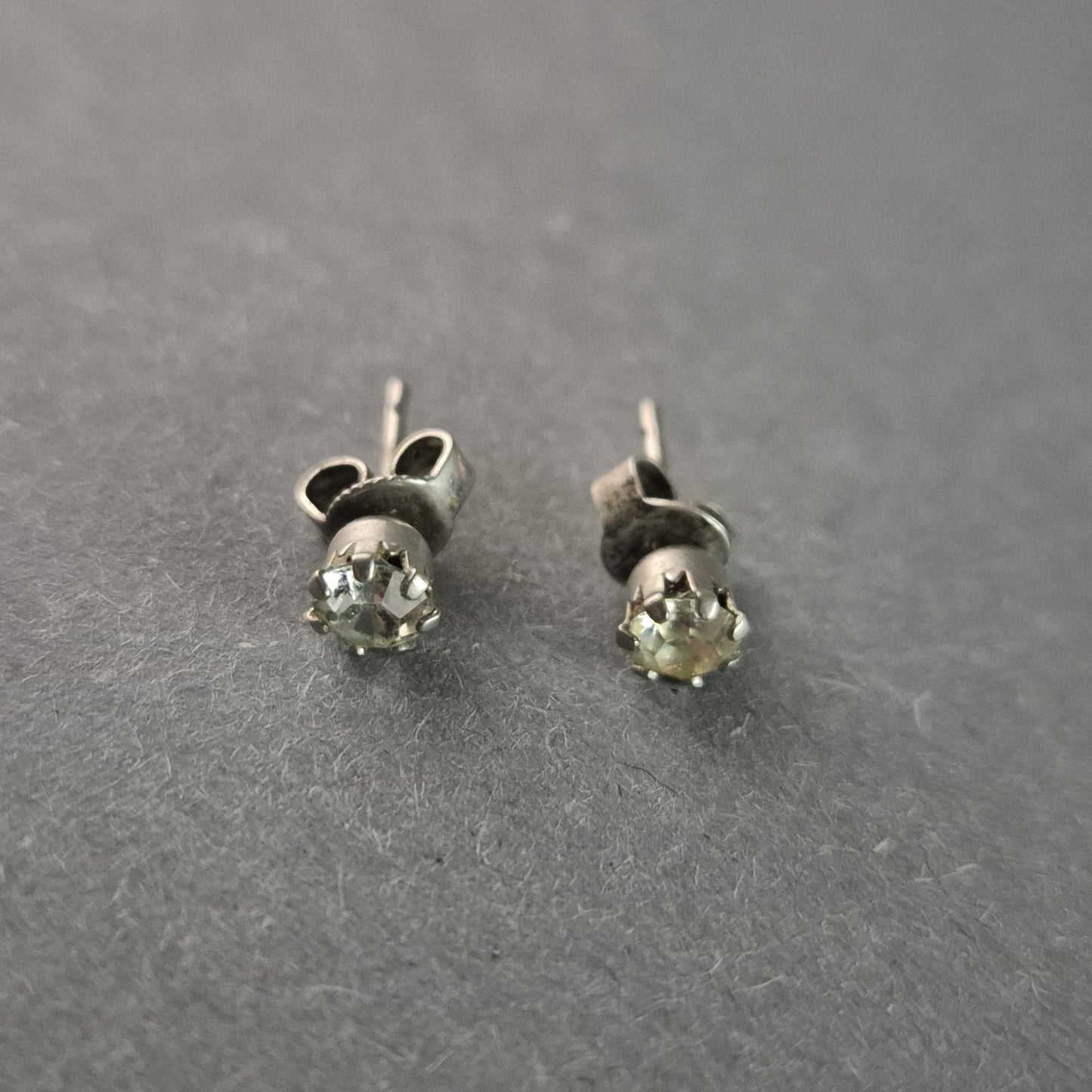 Silber-Ohrstecker mit funkelndem Zirkonia Klassischer Glanz für jeden Anlass