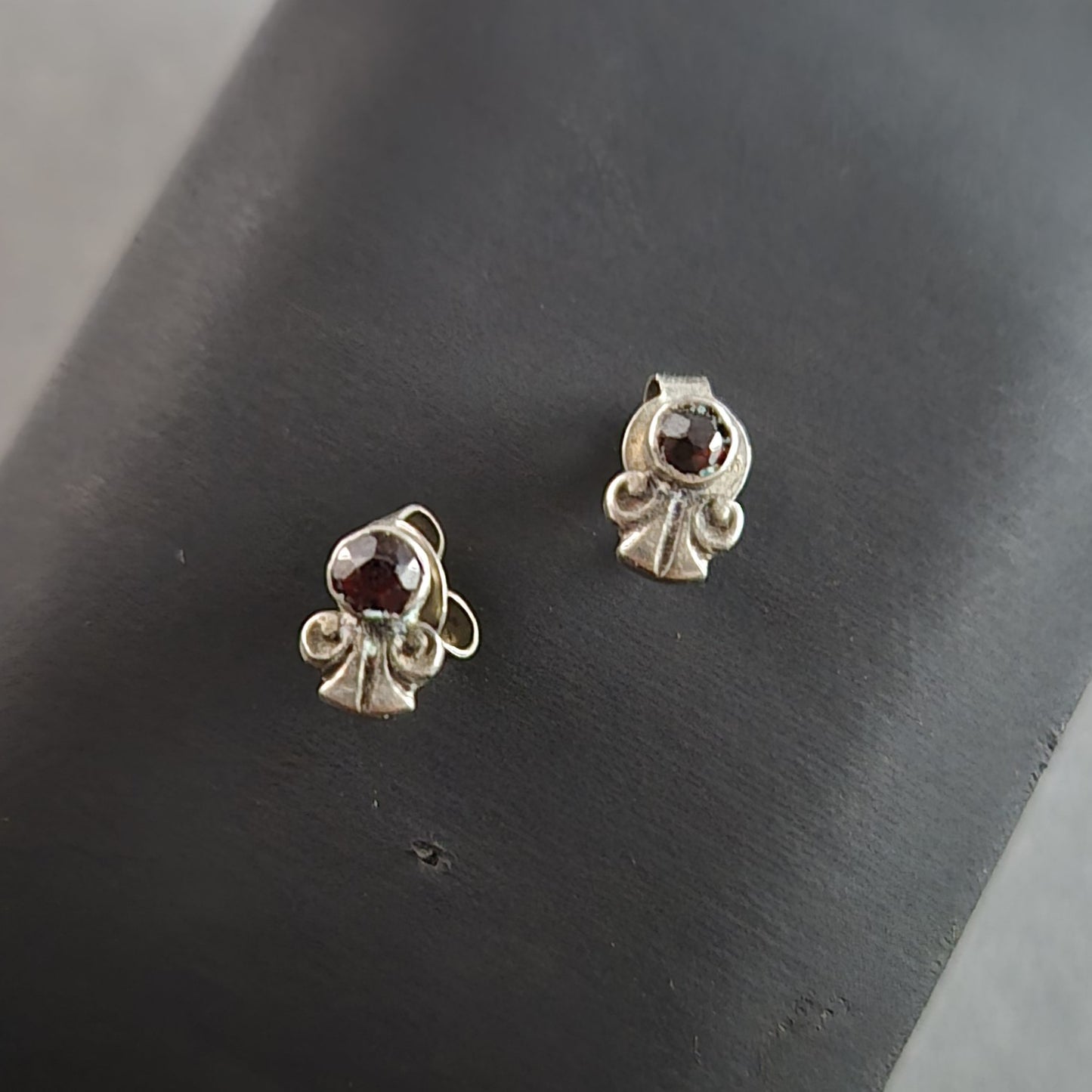 Elegante Silber-Ohrstecker mit Granat – Vintage-Schick für stilvolle Auftritte