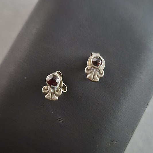 Elegante Silber-Ohrstecker mit Granat – Vintage-Schick für stilvolle Auftritte