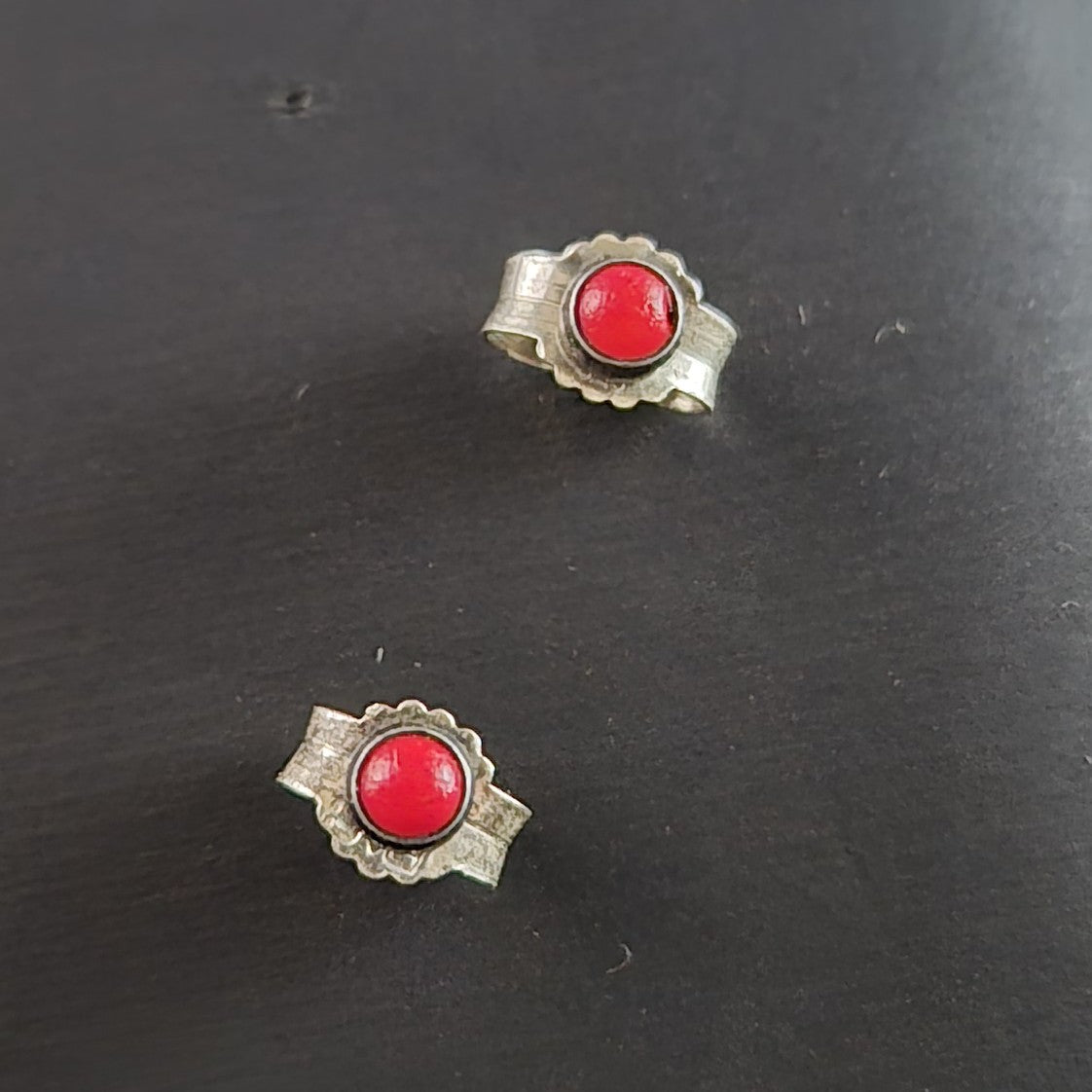 Niedliche Silberohrringe mit blau-lila Krabbenmotiv – Maritimes Design