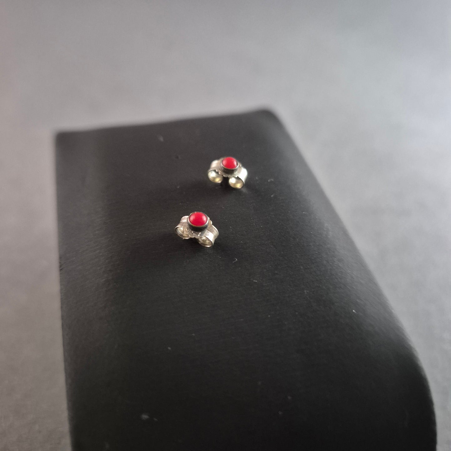 Niedliche Silberohrringe mit blau-lila Krabbenmotiv – Maritimes Design