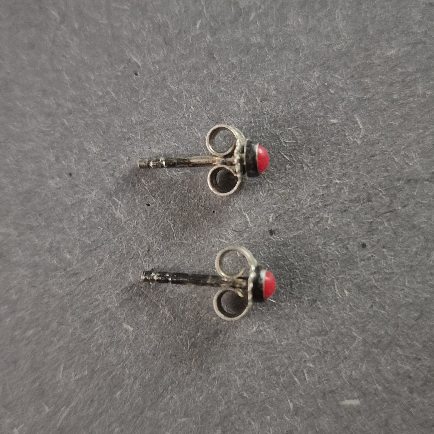 Niedliche Silberohrringe mit blau-lila Krabbenmotiv – Maritimes Design