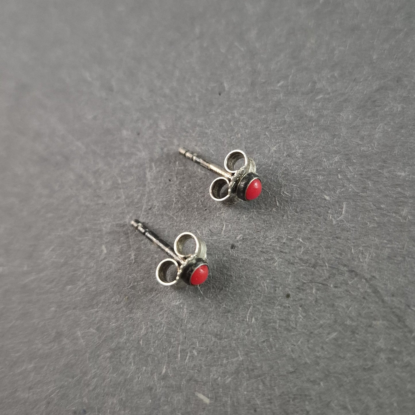 Niedliche Silberohrringe mit blau-lila Krabbenmotiv – Maritimes Design