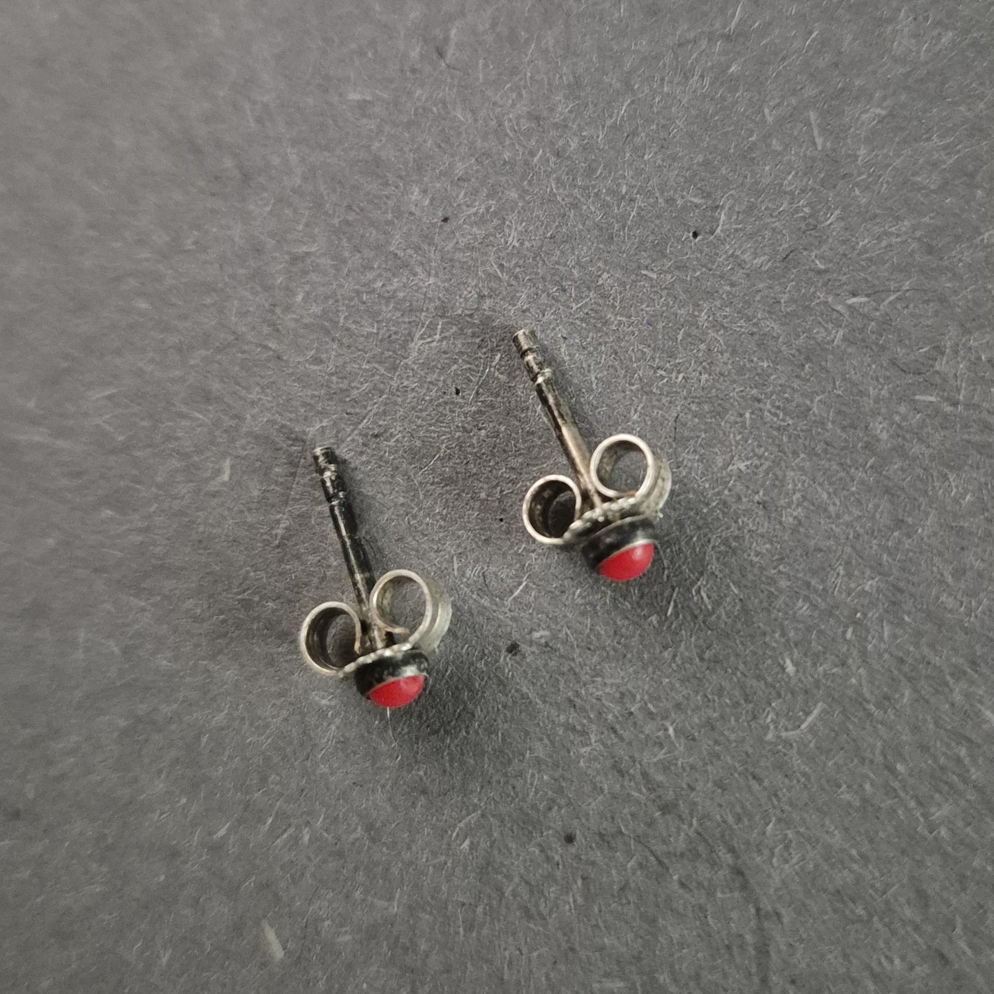 Niedliche Silberohrringe mit blau-lila Krabbenmotiv – Maritimes Design