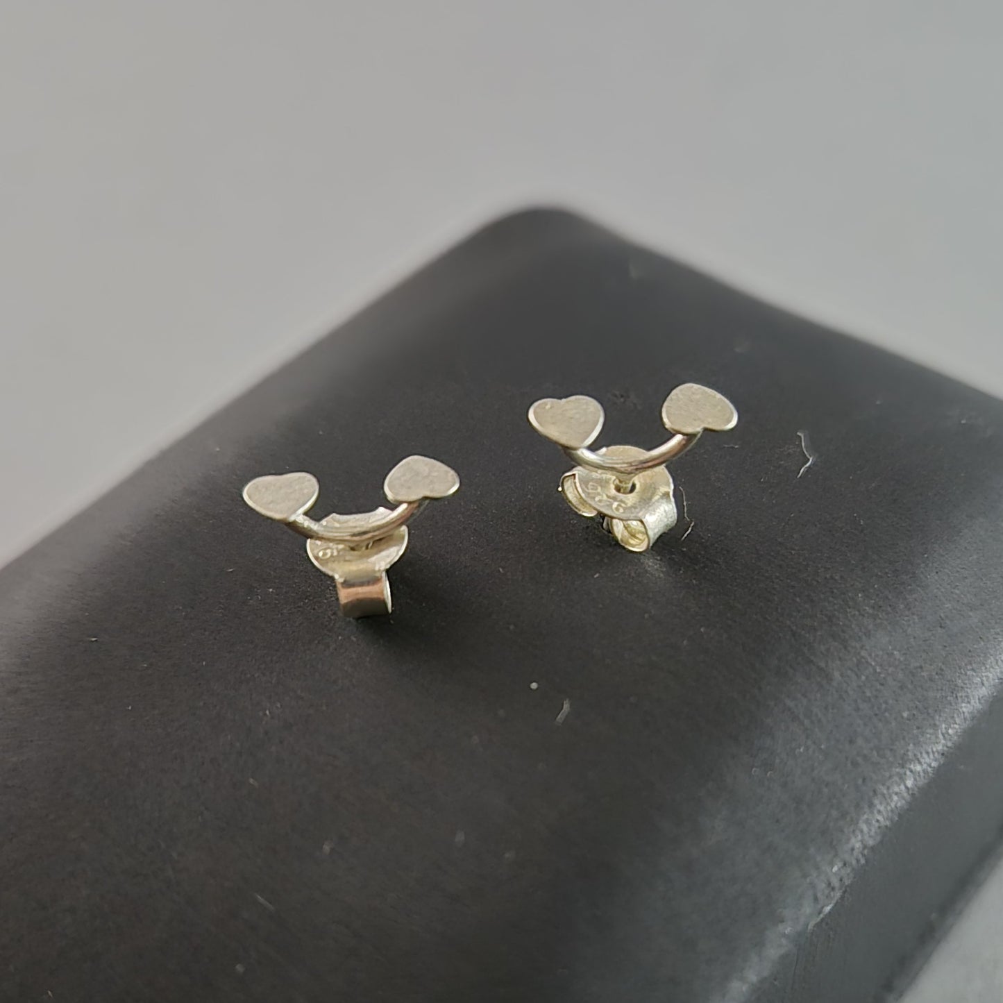 Silberne Ohrringe mit blauen Krabben – Verspieltes maritimes Design