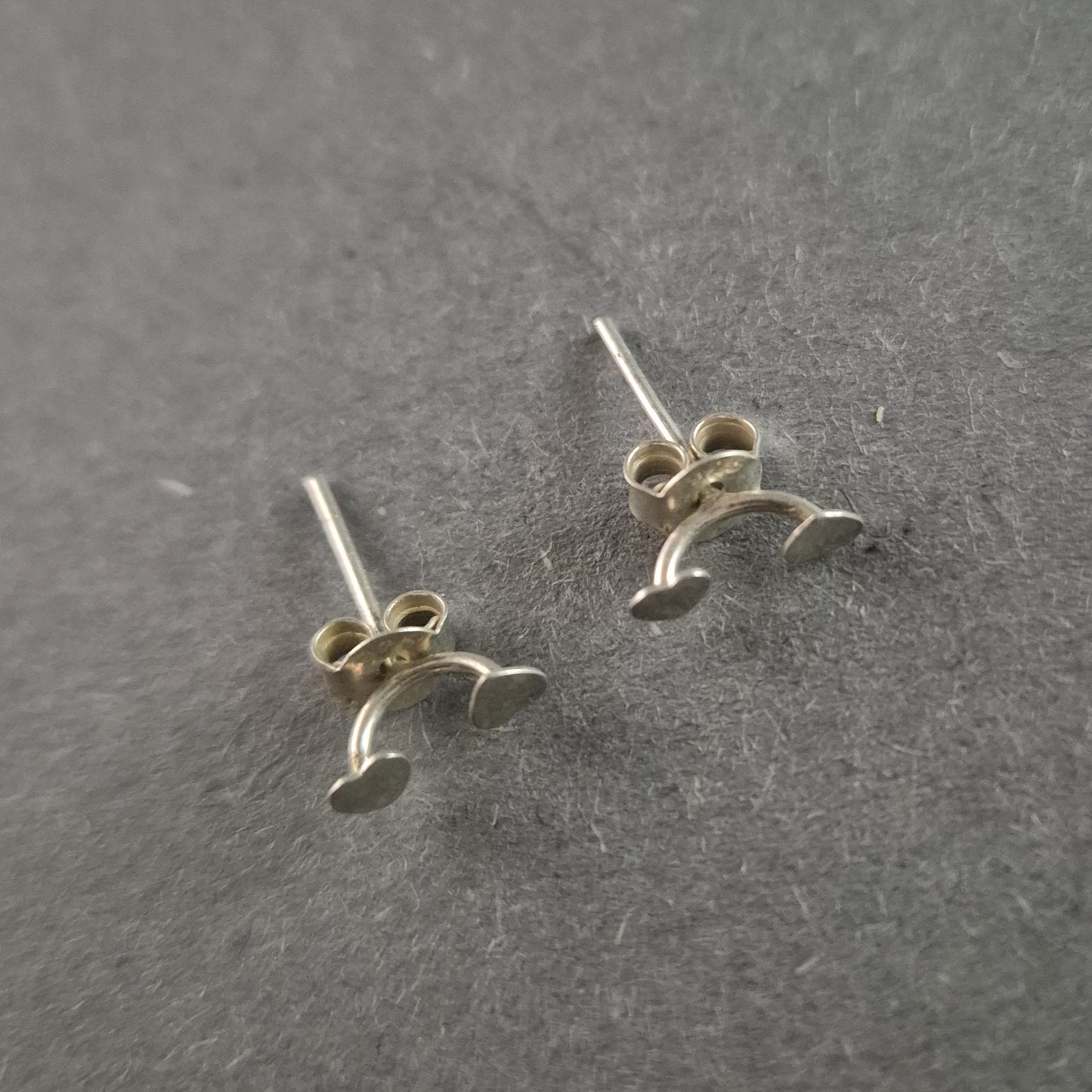 Silberne Ohrringe mit blauen Krabben – Verspieltes maritimes Design