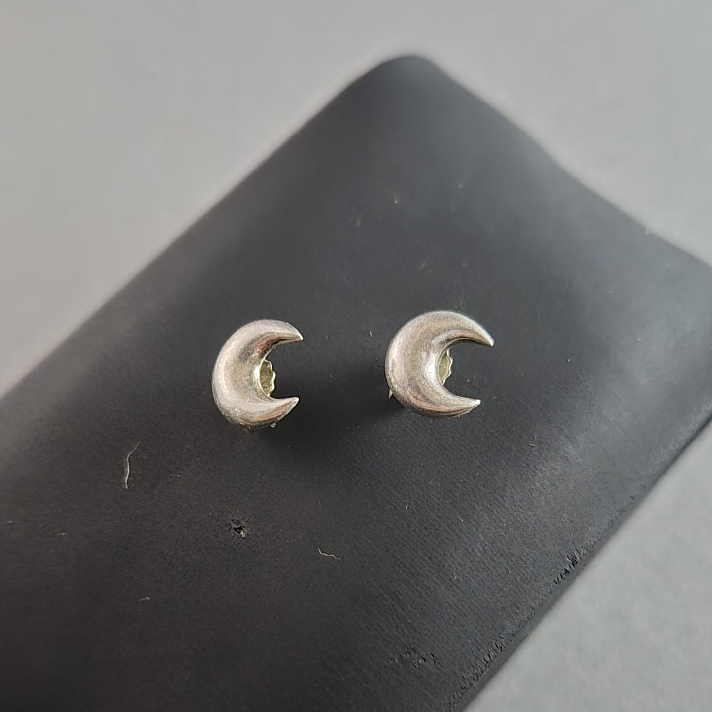 Silberne Ohrstecker – Elegantes Halbmond-Design