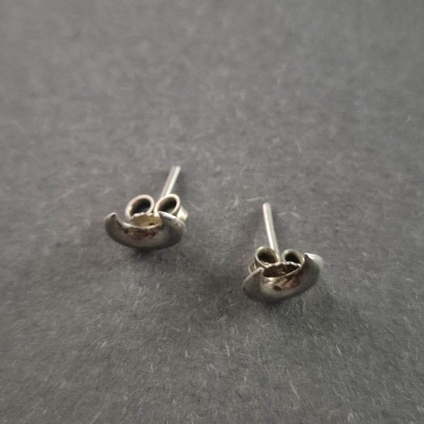 Silberne Ohrstecker – Elegantes Halbmond-Design