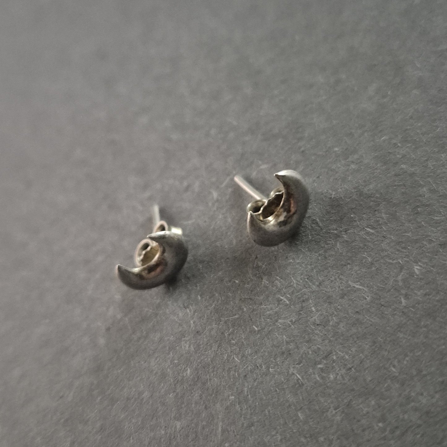 Silberne Ohrstecker – Elegantes Halbmond-Design