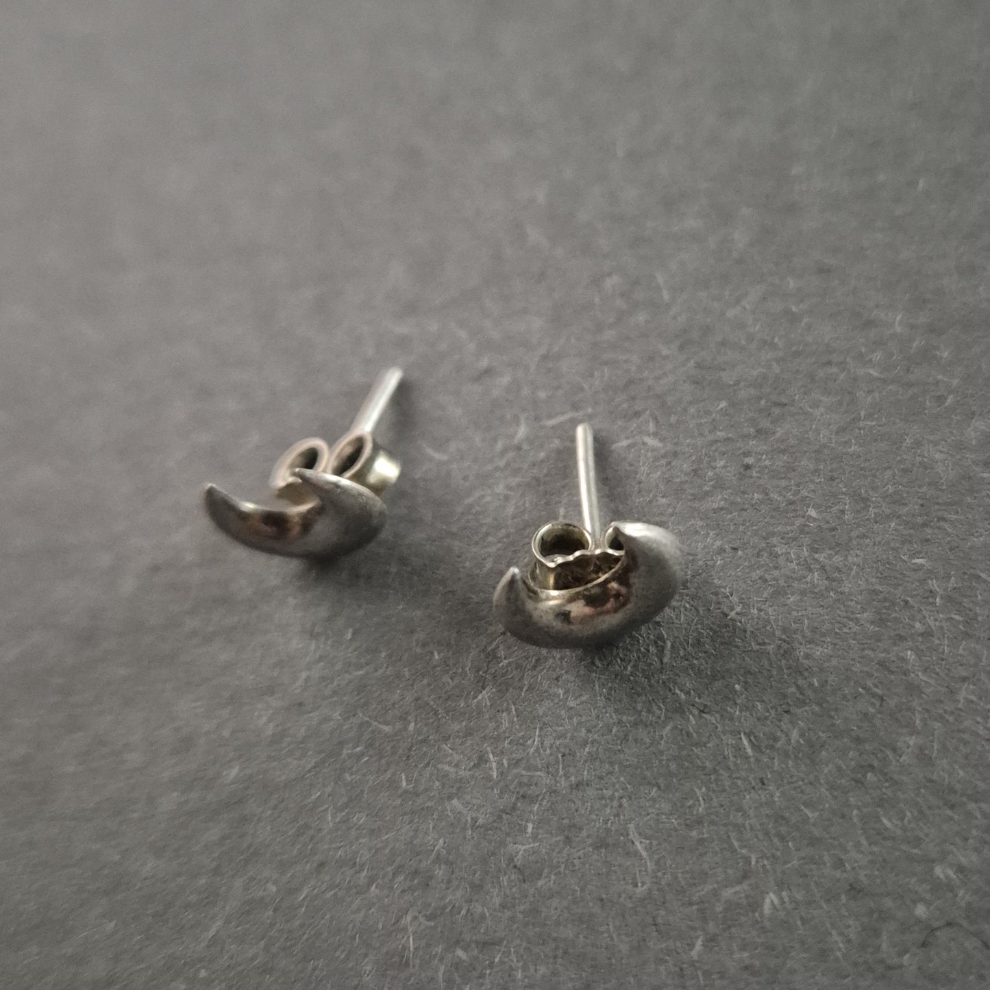 Silberne Ohrstecker – Elegantes Halbmond-Design