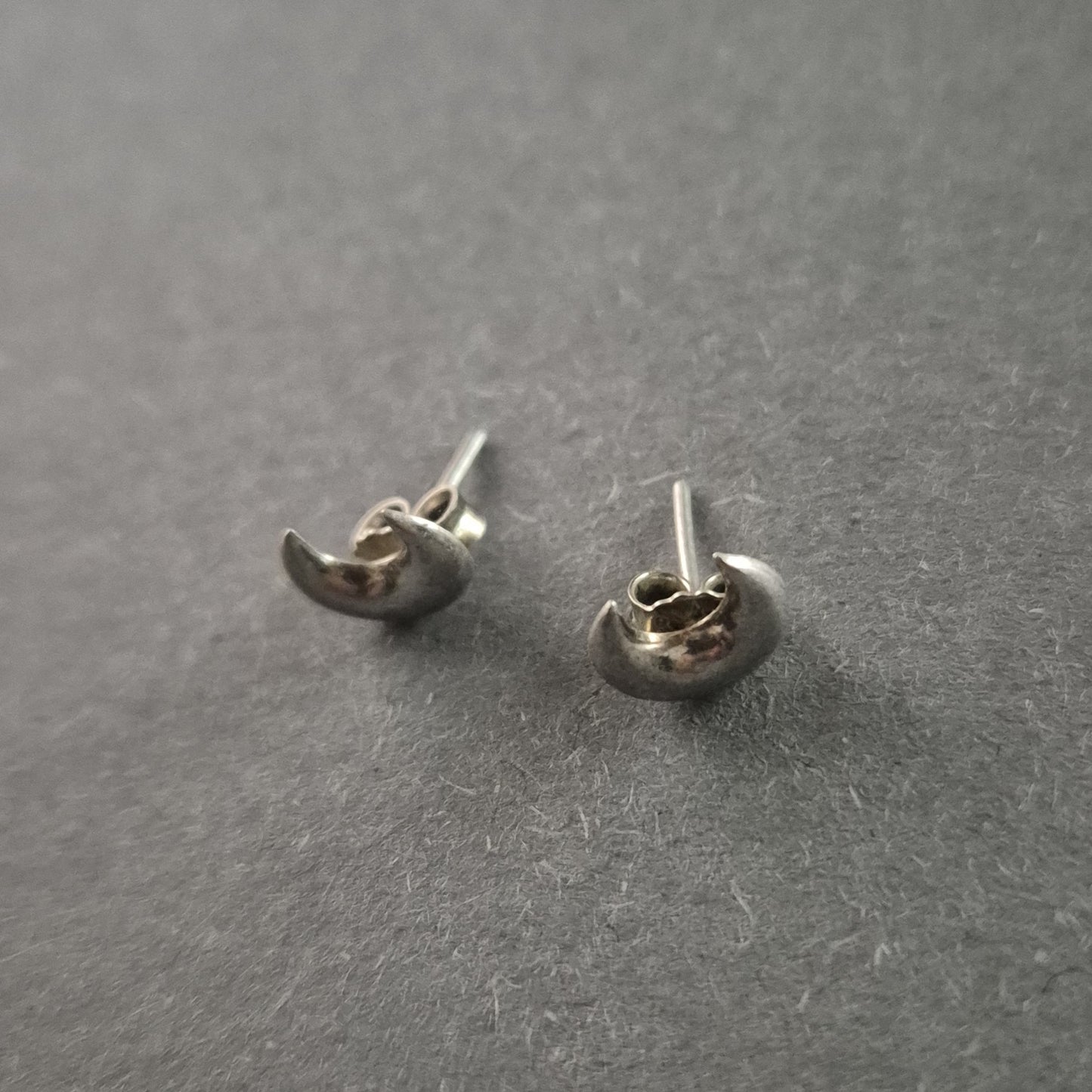 Silberne Ohrstecker – Elegantes Halbmond-Design