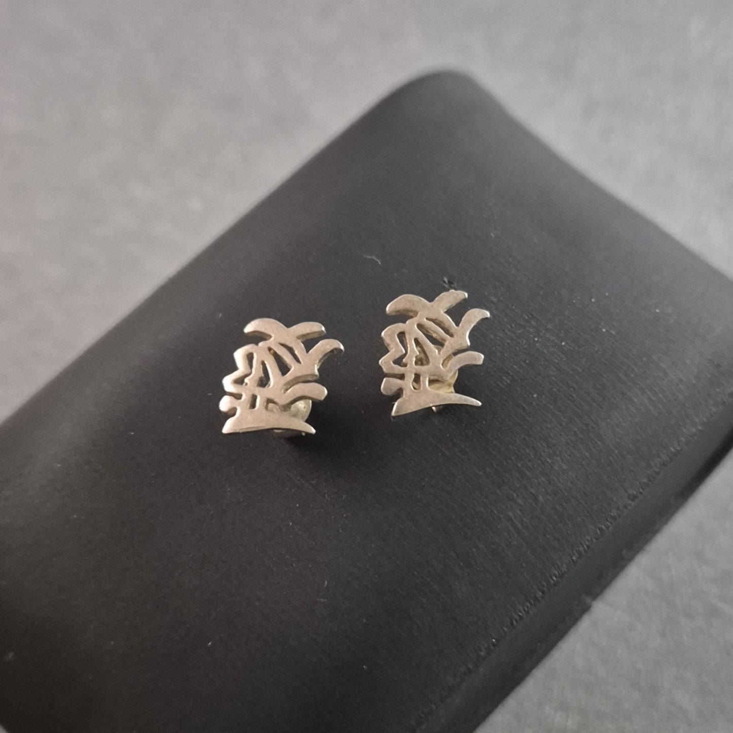 Chinesische Schriftzeichen Ohrstecker – Zeitlose Eleganz in Silber