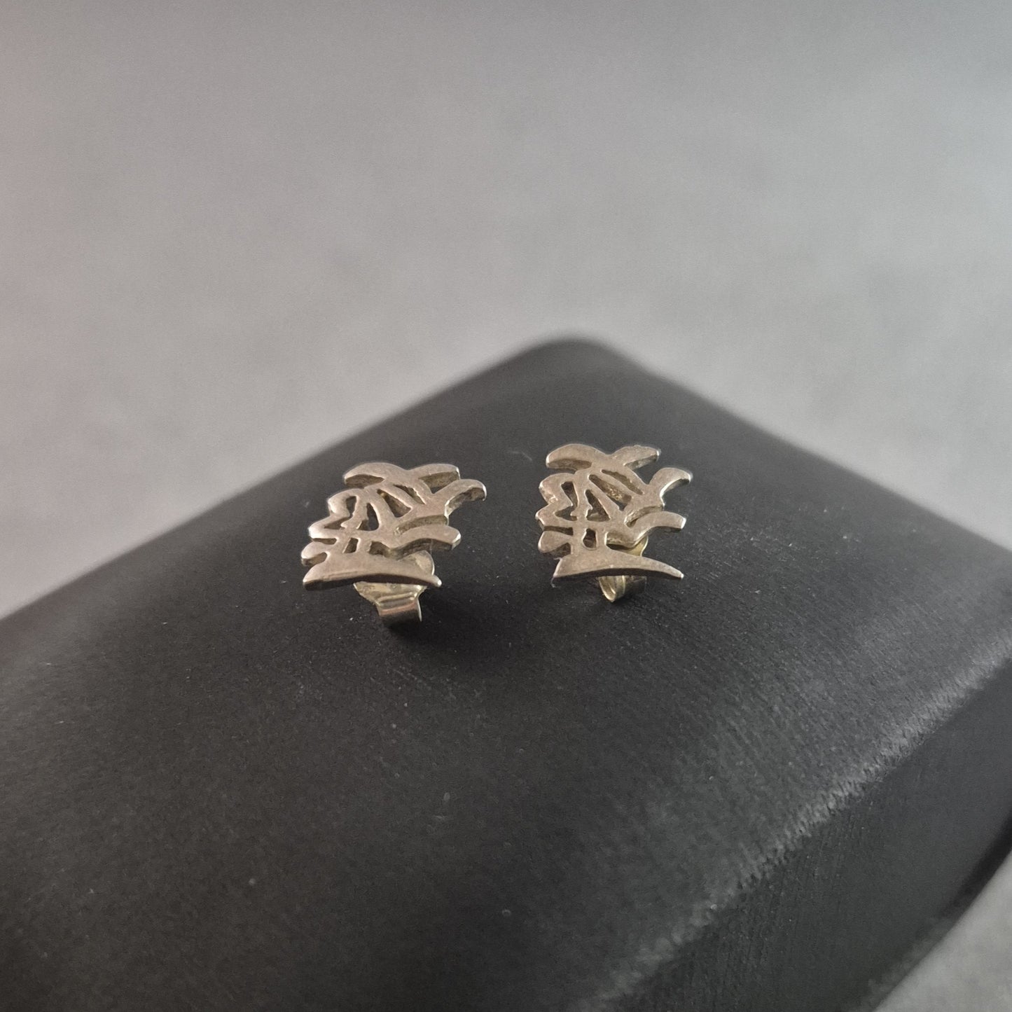 Chinesische Schriftzeichen Ohrstecker – Zeitlose Eleganz in Silber