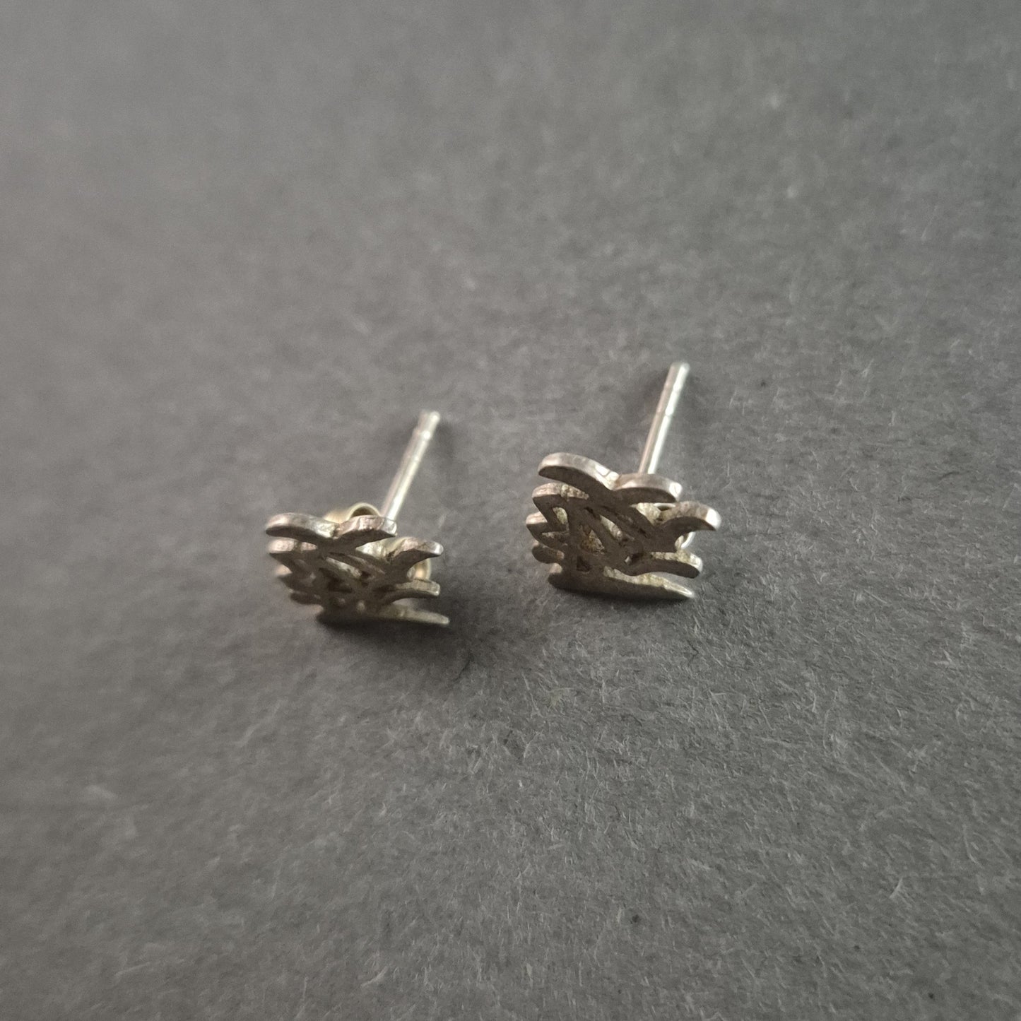 Chinesische Schriftzeichen Ohrstecker – Zeitlose Eleganz in Silber