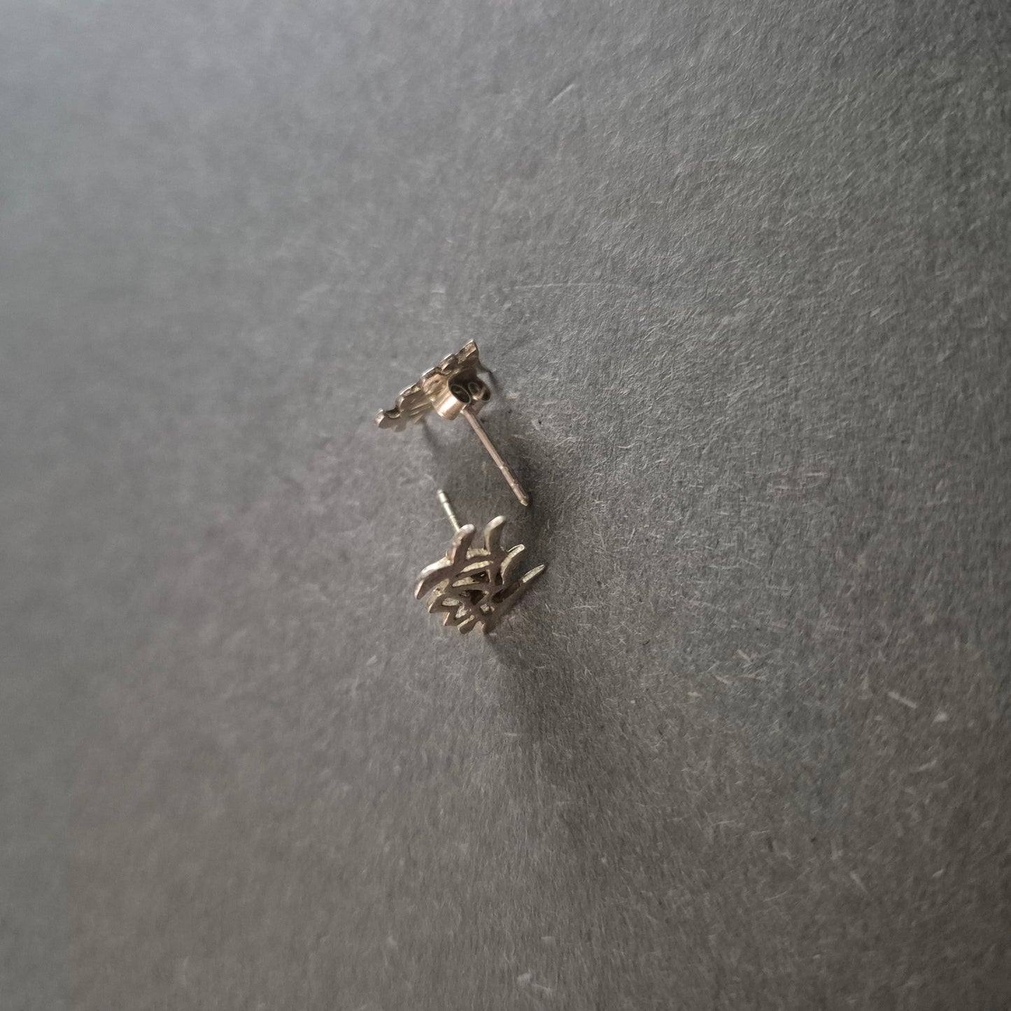 Chinesische Schriftzeichen Ohrstecker – Zeitlose Eleganz in Silber