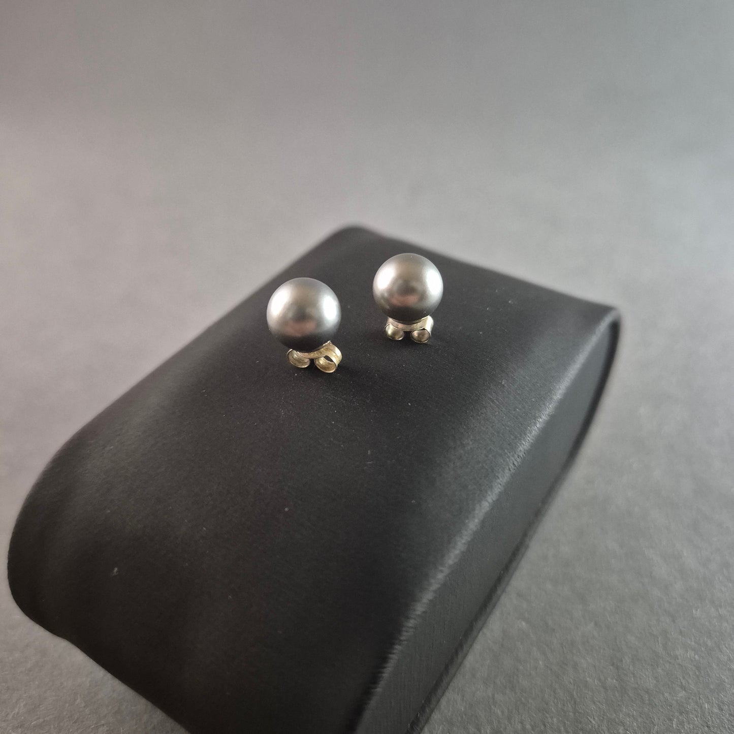 Elegante Ohrringe mit grauen Perlen – Zeitlose Raffinesse