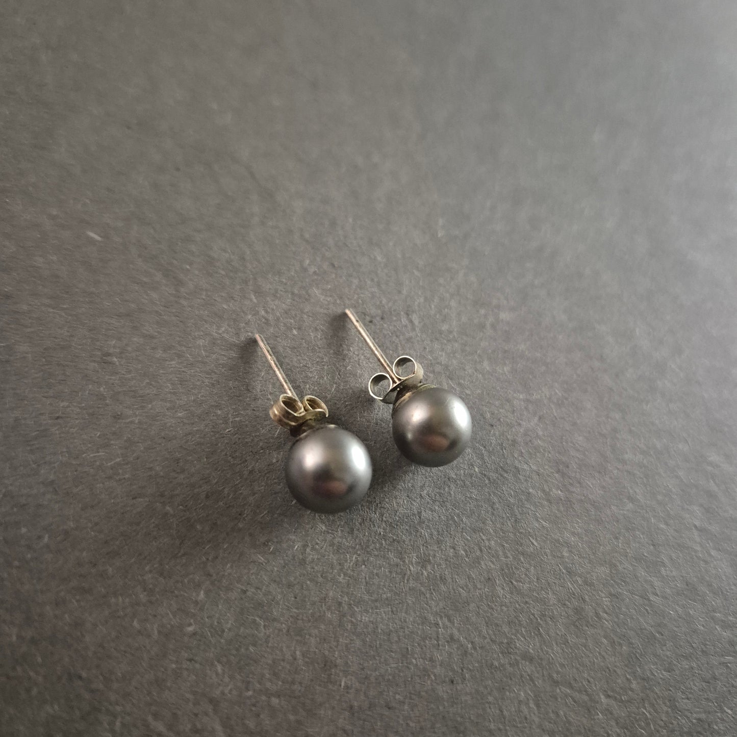 Elegante Ohrringe mit grauen Perlen – Zeitlose Raffinesse