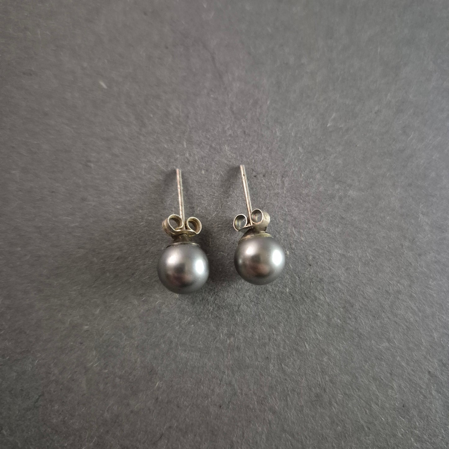 Elegante Ohrringe mit grauen Perlen – Zeitlose Raffinesse