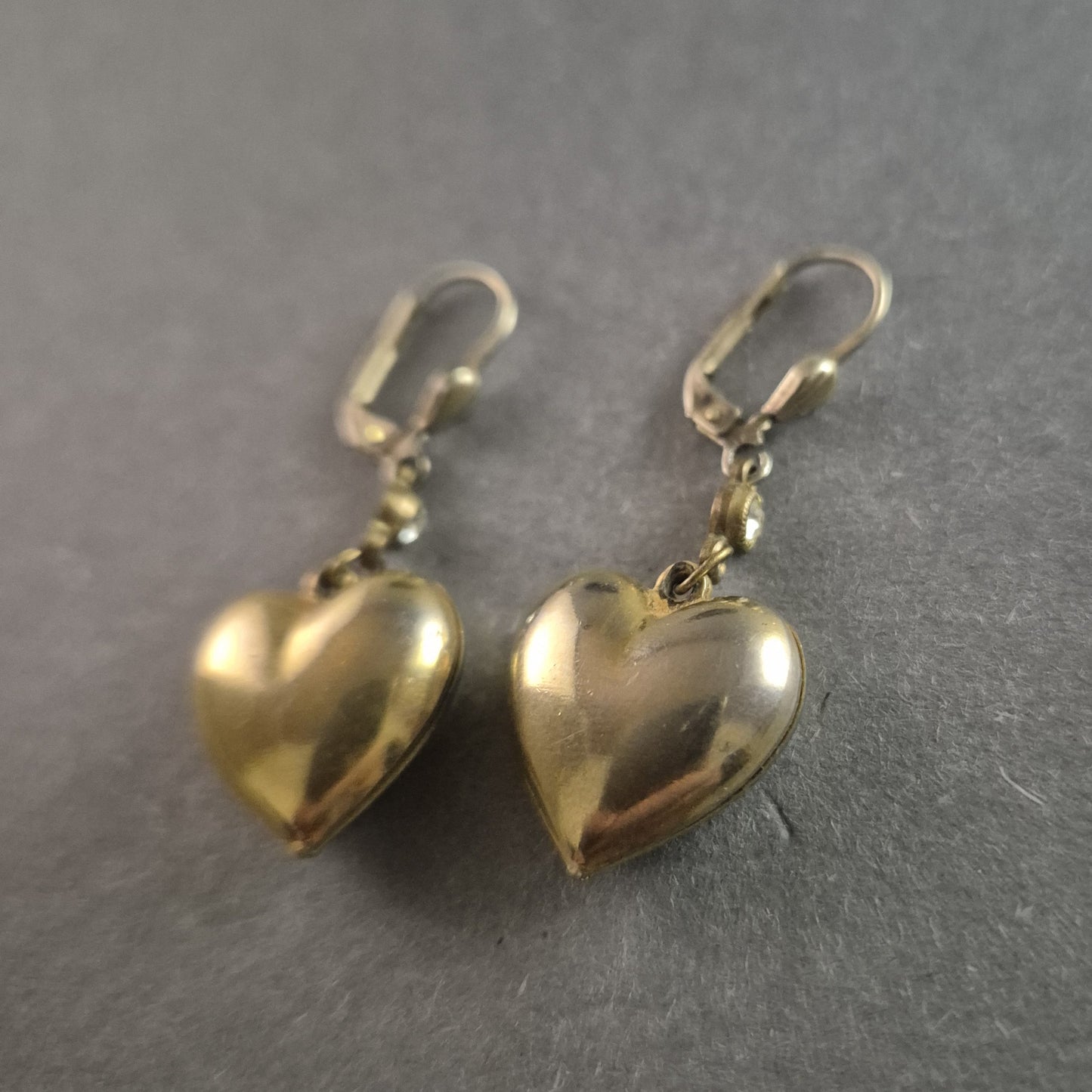 Elegante Herzförmige Ohrhänger – Vintage-Chic mit romantischem Touch