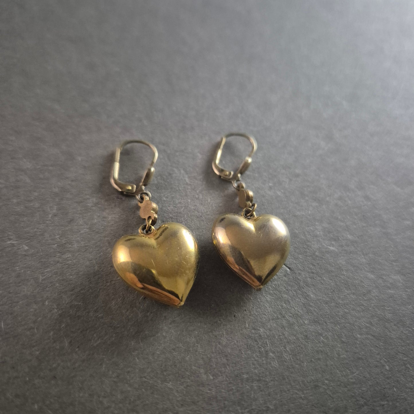 Elegante Herzförmige Ohrhänger – Vintage-Chic mit romantischem Touch