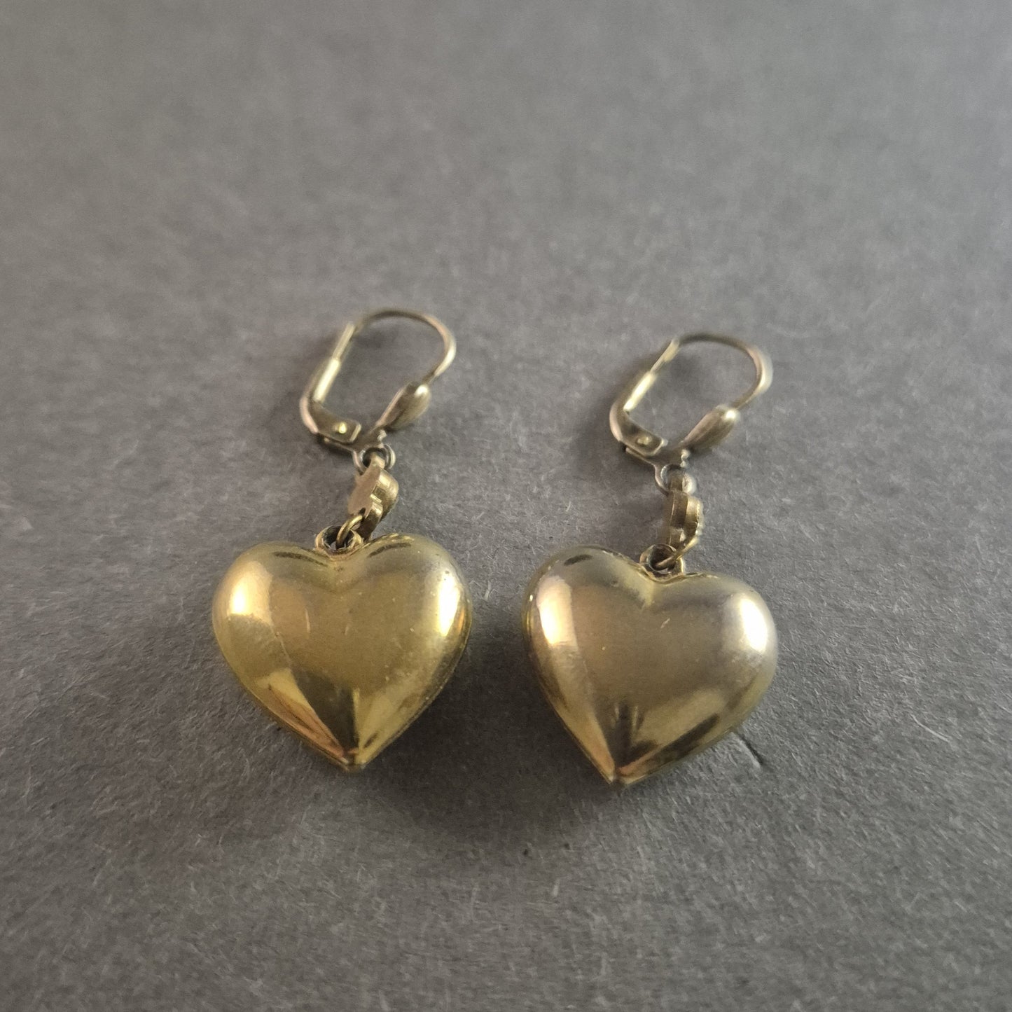 Elegante Herzförmige Ohrhänger – Vintage-Chic mit romantischem Touch