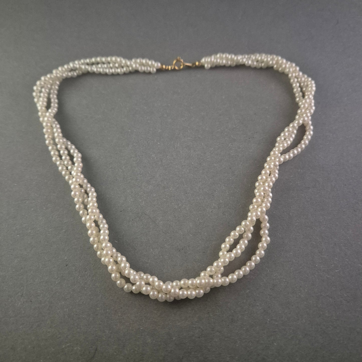 Elegante Perlenkette – Zeitlose Schönheit mit Twist-Design