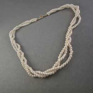 Elegante Perlenkette – Zeitlose Schönheit mit Twist-Design