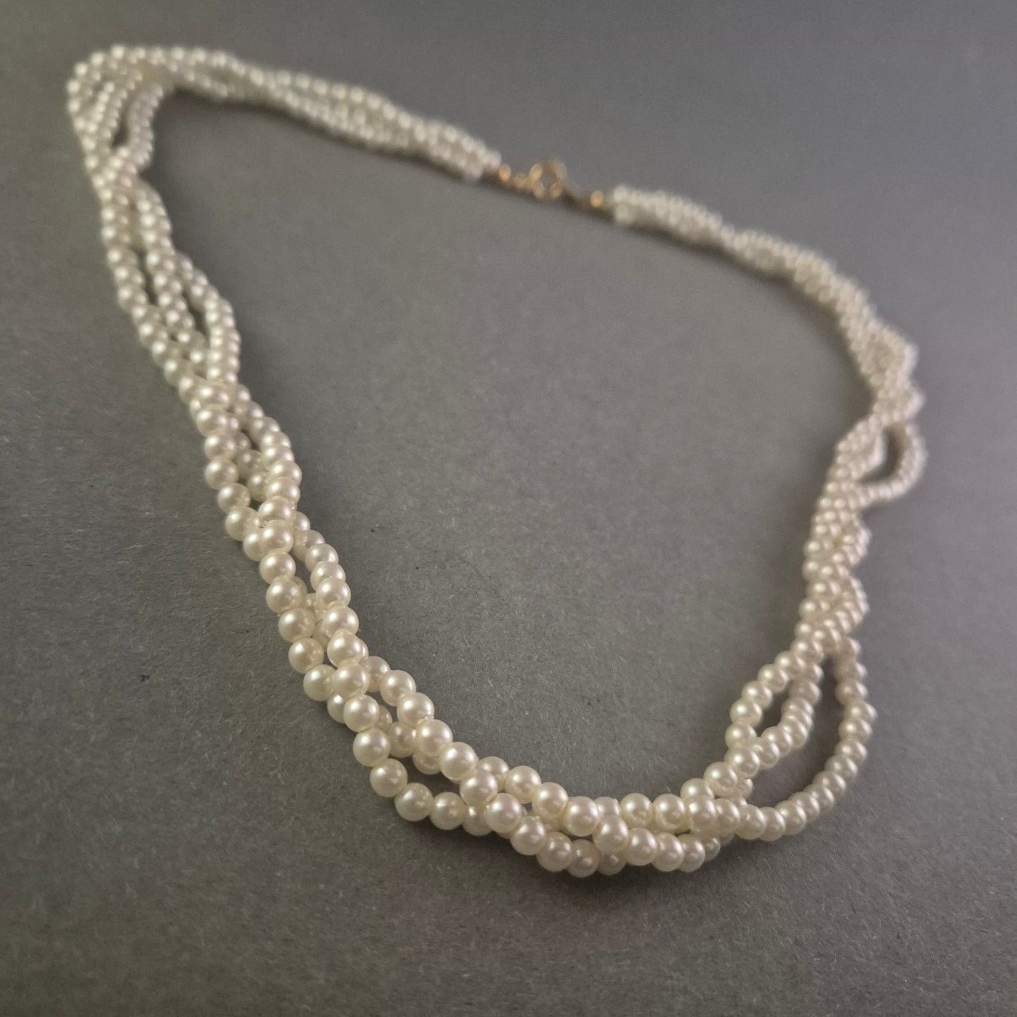 Elegante Perlenkette – Zeitlose Schönheit mit Twist-Design