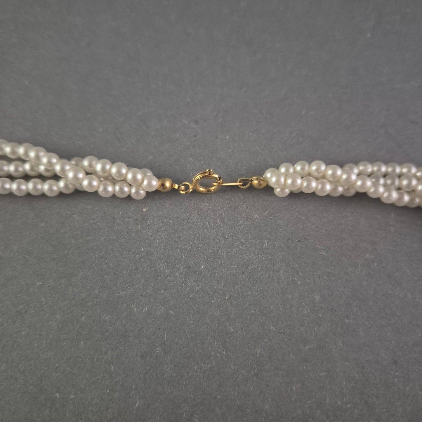 Elegante Perlenkette – Zeitlose Schönheit mit Twist-Design